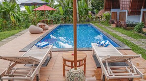 Una piscina al aire libre