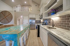 Fridge, microwave, oven, stovetop - Pool Access + Boat Dock | Steps to the Gulf | The Pintail by AvantStay (Corpus Christi)