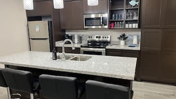 Fridge, microwave, stovetop, dishwasher