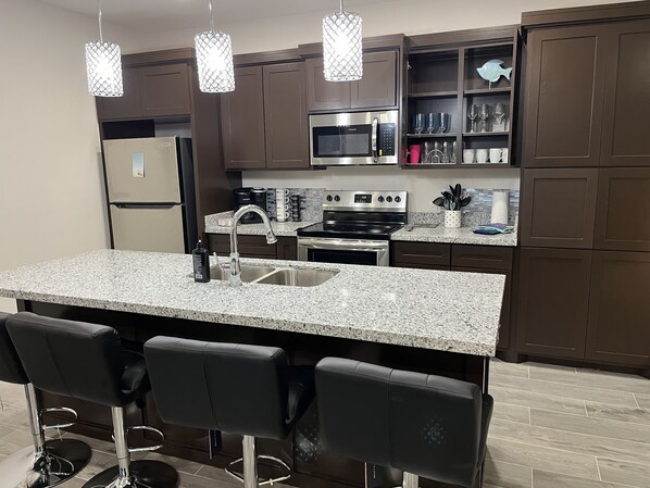 Fridge, microwave, stovetop, dishwasher - NEW -House Moon Sleep 8-10, Pool, game room, beach, shopping, gravity park, food (South Padre Island)