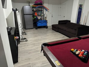 Smart TV, table football, ping pong, books - NEW -House Moon Sleep 8-10, Pool, game room, beach, shopping, gravity park, food (South Padre Island)