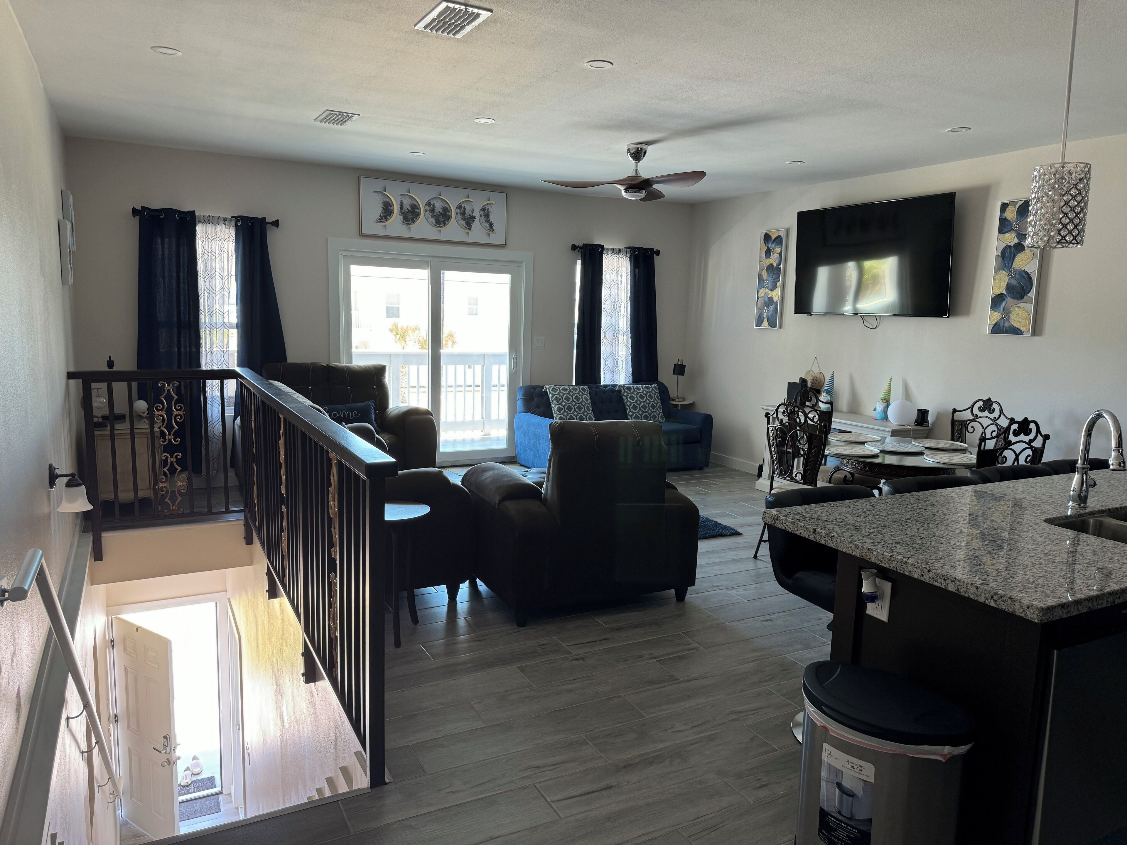 TV connectée, table de tennis de table, livres