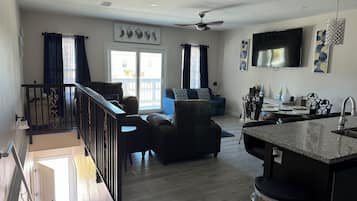 智能電視、乒乓球設施、書籍