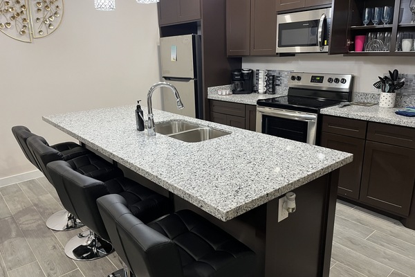 Réfrigérateur, micro-ondes, plaque de cuisson, lave-vaisselle