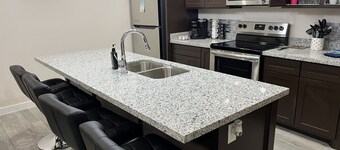 NEW -House Moon Sleep 8-10, Pool, game room, beach, shopping, gravity park, food