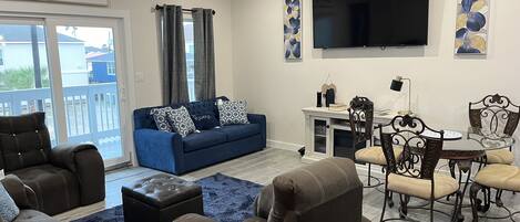 Smart TV, mesa de ping pong, libros