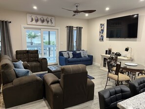 Smart TV, ping pong, books - NEW -House Moon Sleep 8-10, Pool, game room, beach, shopping, gravity park, food (South Padre Island)