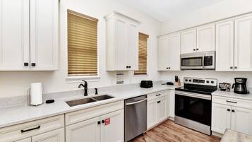 Fridge, oven, stovetop, dishwasher