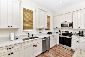 Microondas, horno, placa de cocina y lavavajillas