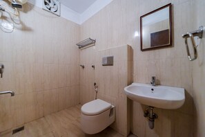 Chambre Deluxe | Salle de bain | Douche, douche à « effet pluie », articles de toilette gratuits
