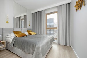 2 bedrooms, desk, laptop workspace, bed sheets