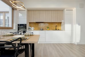 Appartement, 2 chambres, balcon | Cuisine privée | Micro-ondes, four, lave-vaisselle, cafetiÚre/bouilloire
