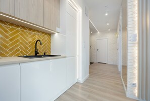Microwave, oven, dishwasher, coffee/tea maker
