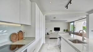 Coffee/tea maker, fridge, microwave, oven