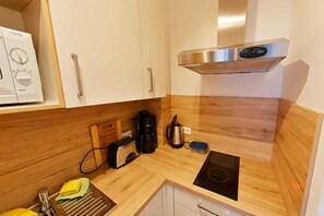 Réfrigérateur, four à micro-ondes, un four, surface de cuisson