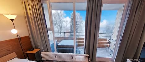 Travel crib, free WiFi, bed sheets