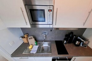 Een koelkast, een microgolfoven, een oven, een kookplaat