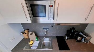 Kühlschrank, Mikrowelle, Herdplatte, Wasserkocher mit Kaffee-/Teezubehör
