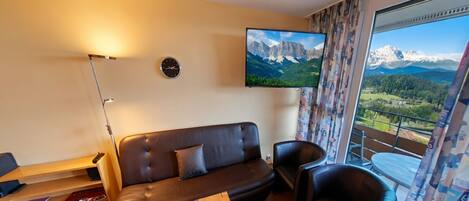 Téléviseur connecté, table de baby-foot, table de ping-pong