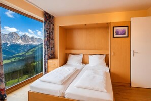 Travel cot, free WiFi, bed sheets