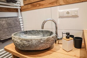 Shower, hair dryer, towels - Ferienwohnung für 1 - 5 Personen mit 2 Schlafzimmern, Großer Wohnküche, 2 Bädern, Separates WC, Schwedenofen, Terrasse (Schönau am Königssee)