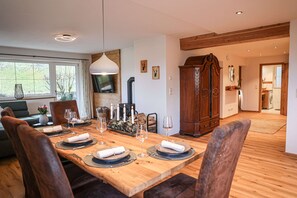 Dining - Ferienwohnung für 1 - 5 Personen mit 2 Schlafzimmern, Großer Wohnküche, 2 Bädern, Separates WC, Schwedenofen, Terrasse (Schönau am Königssee)