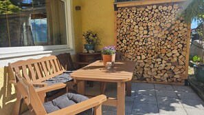 Outdoor dining - Ferienwohnung für 1 - 5 Personen mit 2 Schlafzimmern, Großer Wohnküche, 2 Bädern, Separates WC, Schwedenofen, Terrasse (Schönau am Königssee)