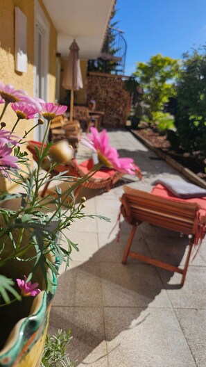 Terrace/patio - Ferienwohnung für 1 - 5 Personen mit 2 Schlafzimmern, Großer Wohnküche, 2 Bädern, Separates WC, Schwedenofen, Terrasse (Schönau am Königssee)