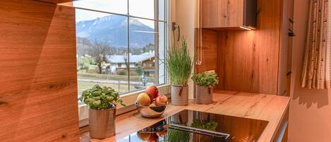 Réfrigérateur, four à micro-ondes, un four, surface de cuisson