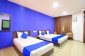 Deluxe-Dreibettzimmer, eigenes Bad, Stadtblick | Schreibtisch, kostenloses WLAN, Bettwäsche