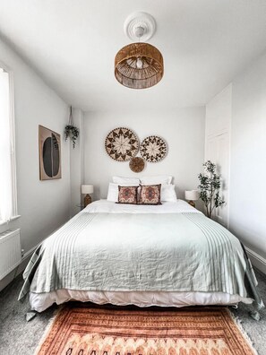 2 bedrooms, desk, iron/ironing board, free WiFi - Stylish Central Cottage (Poulton-le-Fylde)