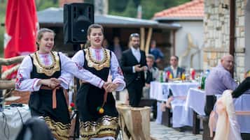 Phục vụ bữa sáng, bữa trưa, bữa tối, nhìn ra vườn