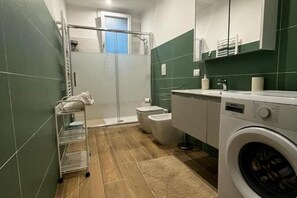 Ducha, secador de pelo, bidé y toallas