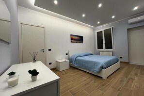 2 bedrooms, desk, WiFi, bed sheets