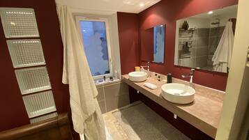 Chuveiro, secador de cabelo, toalhas de banho, sabonete