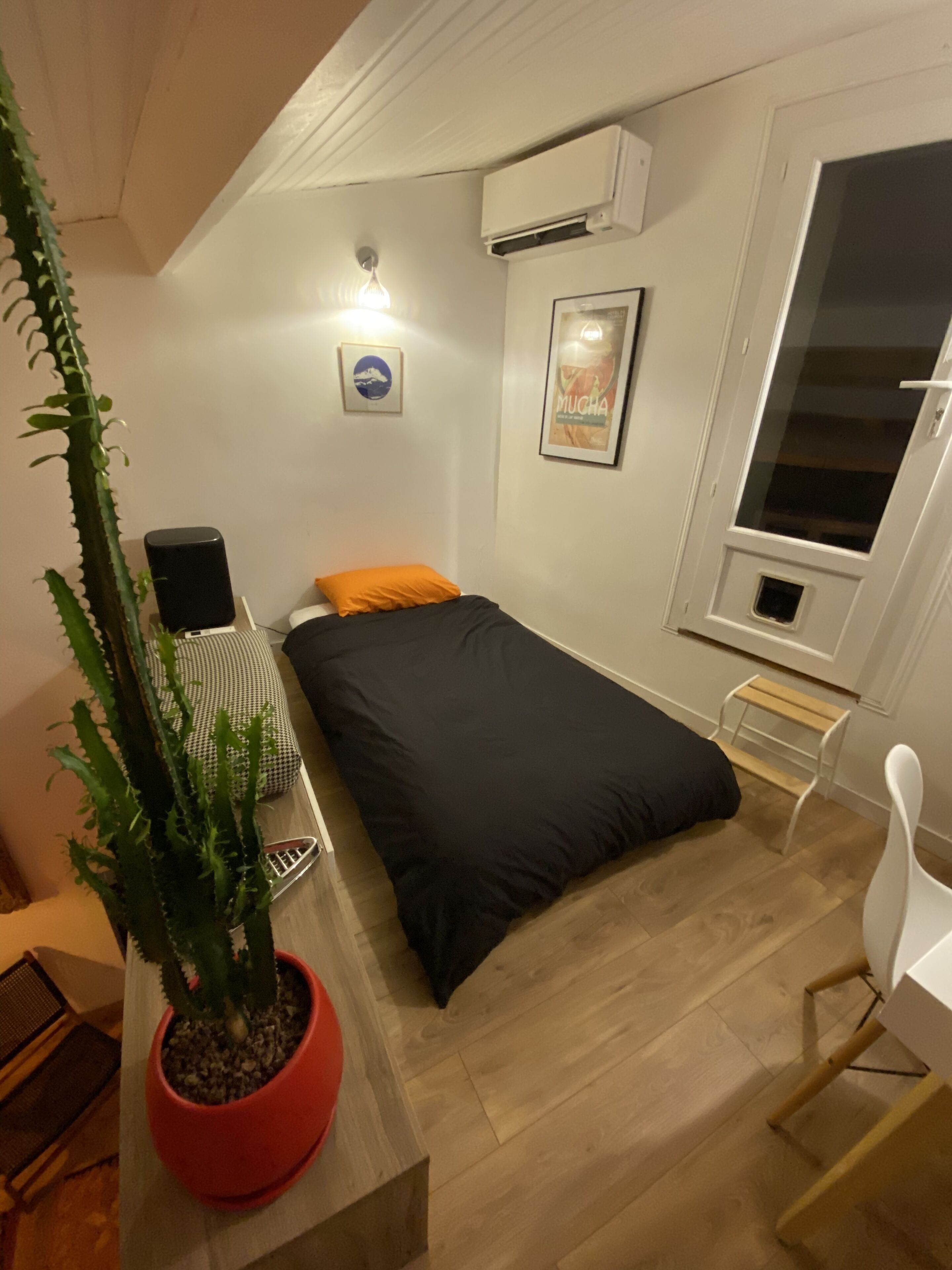 2 bedrooms, desk, iron/ironing board, WiFi