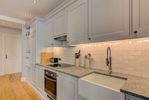 Kühlschrank, Ofen, Herdplatte, Geschirrspüler