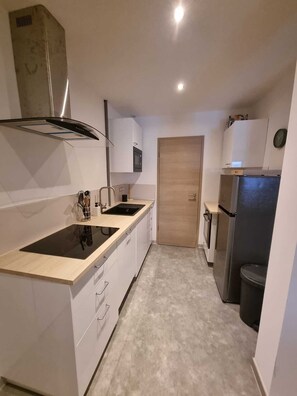 Refrigerador, microondas, horno, placa de cocina