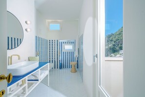 Shower, eco-friendly toiletries, hair dryer, slippers - Villa Romito - Sea view, central location, comfort, garden & terraces (Positano)
