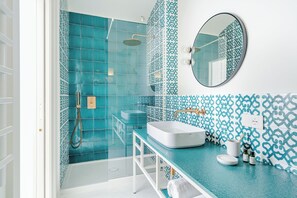 Shower, eco-friendly toiletries, hair dryer, slippers - Villa Romito - Sea view, central location, comfort, garden & terraces (Positano)