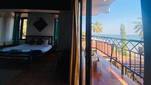 Una camera da letto con un letto, un comodino e vista sul balcone.