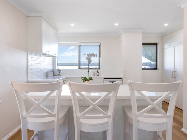 Private kitchen - Leafy green over King's park (Shenton Park)
