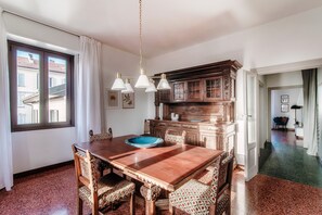 Traditional Apartment | Ruang tamu | 32 inci televisyen skrin rata dengan satelit 