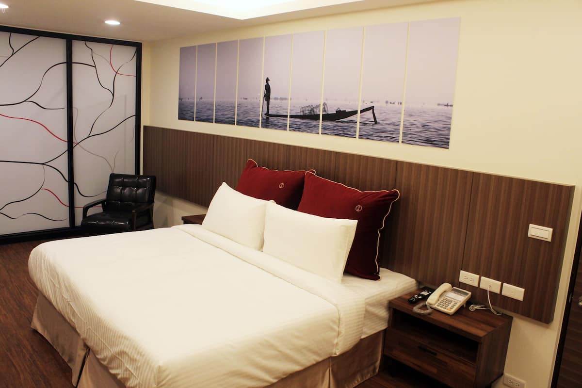 1 bedroom, bed sheets