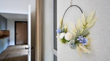 Ein Flur mit einer an der Wand befestigten Blumenkomposition.