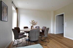 Phòng dành cho gia đình | Trang trí khác biệt, trang bị nội thất với thiết kế riêng biệt, bàn 
