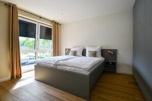 Phòng dành cho gia đình | Trang trí khác biệt, trang bị nội thất với thiết kế riêng biệt, bàn 