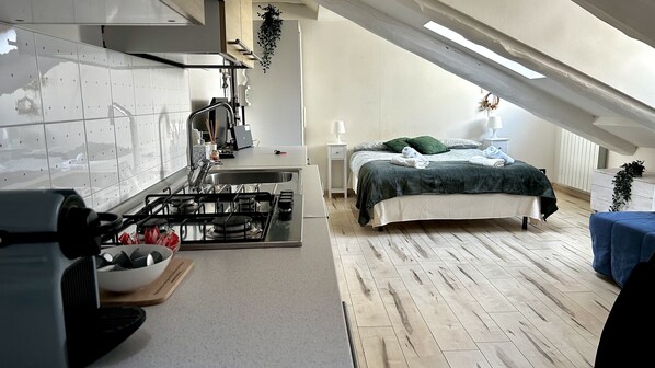 Kühlschrank, Ofen, Herdplatte, Wasserkocher mit Kaffee-/Teezubehör