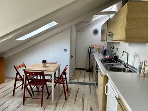 Kühlschrank, Ofen, Herdplatte, Wasserkocher mit Kaffee-/Teezubehör