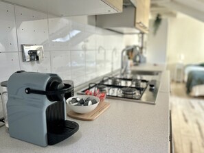 Kühlschrank, Ofen, Herdplatte, Wasserkocher mit Kaffee-/Teezubehör